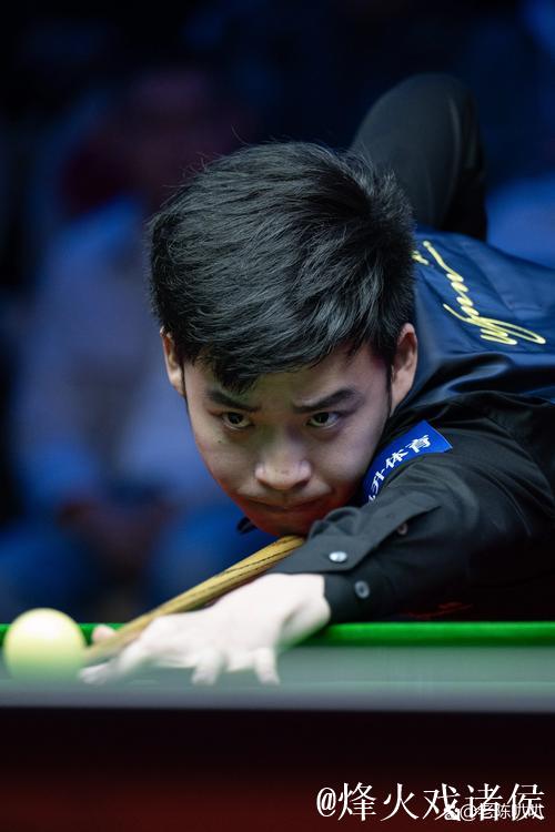 斯佳辉单杆136分绝杀戴维斯 4比3晋级32强 斯佳辉单杆136分绝杀戴维斯 4比3晋级32强