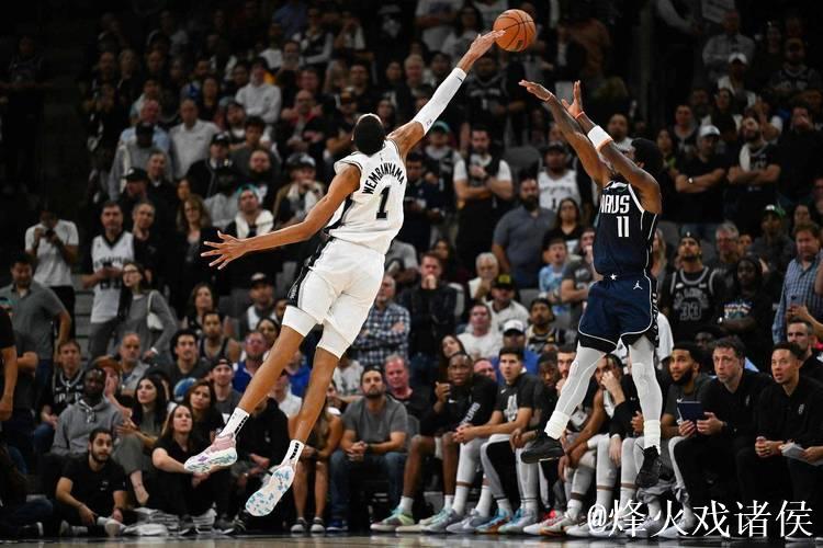 文班亚马关键回合遭卡鲁索防守引争议，这次对抗是否存在犯规？