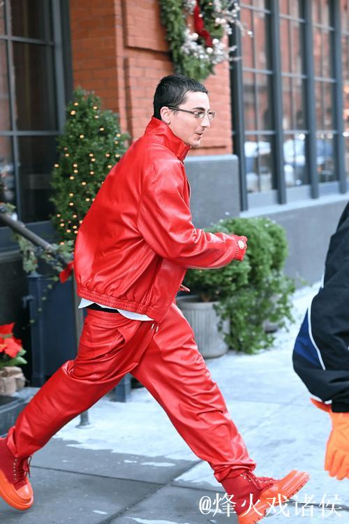 好莱坞明星“甜茶”全红造型出街,戴拜仁手套引关注 好莱坞明星“甜茶”全红造型出街,戴拜仁手套引关注