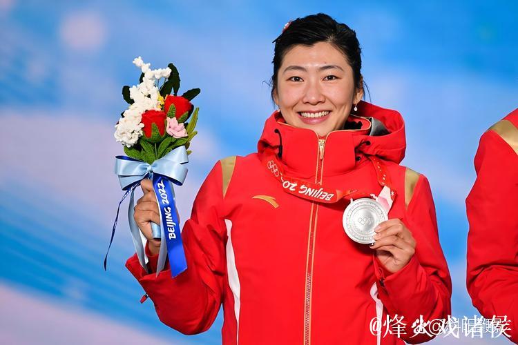 徐梦桃与孙佳旭荣膺自由式滑雪空中技巧世界杯年度总冠军